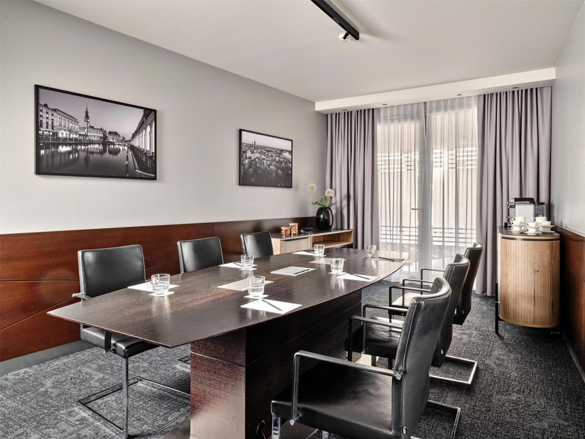 Radisson Blu Hotel, Airport 4*